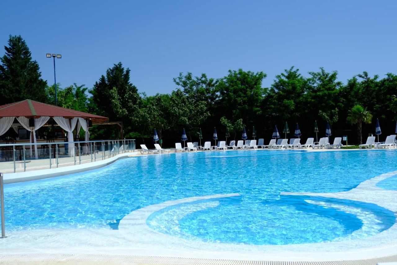 Gardenland Resort Bushat 外观 照片