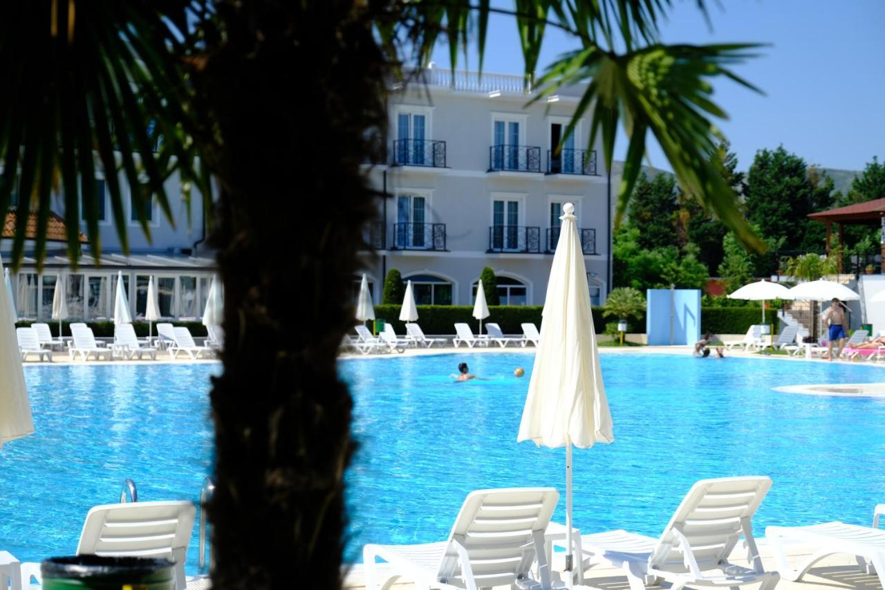 Gardenland Resort Bushat 外观 照片