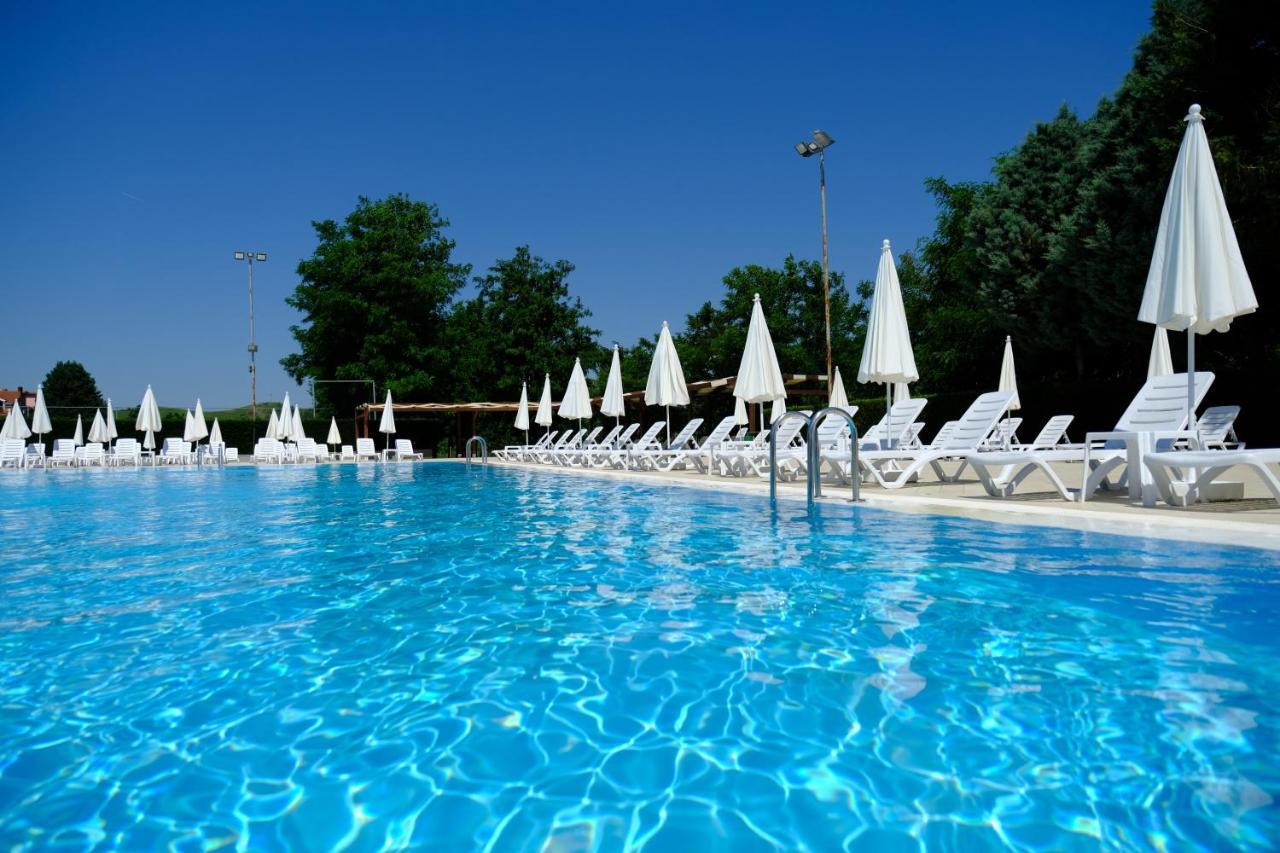 Gardenland Resort Bushat 外观 照片